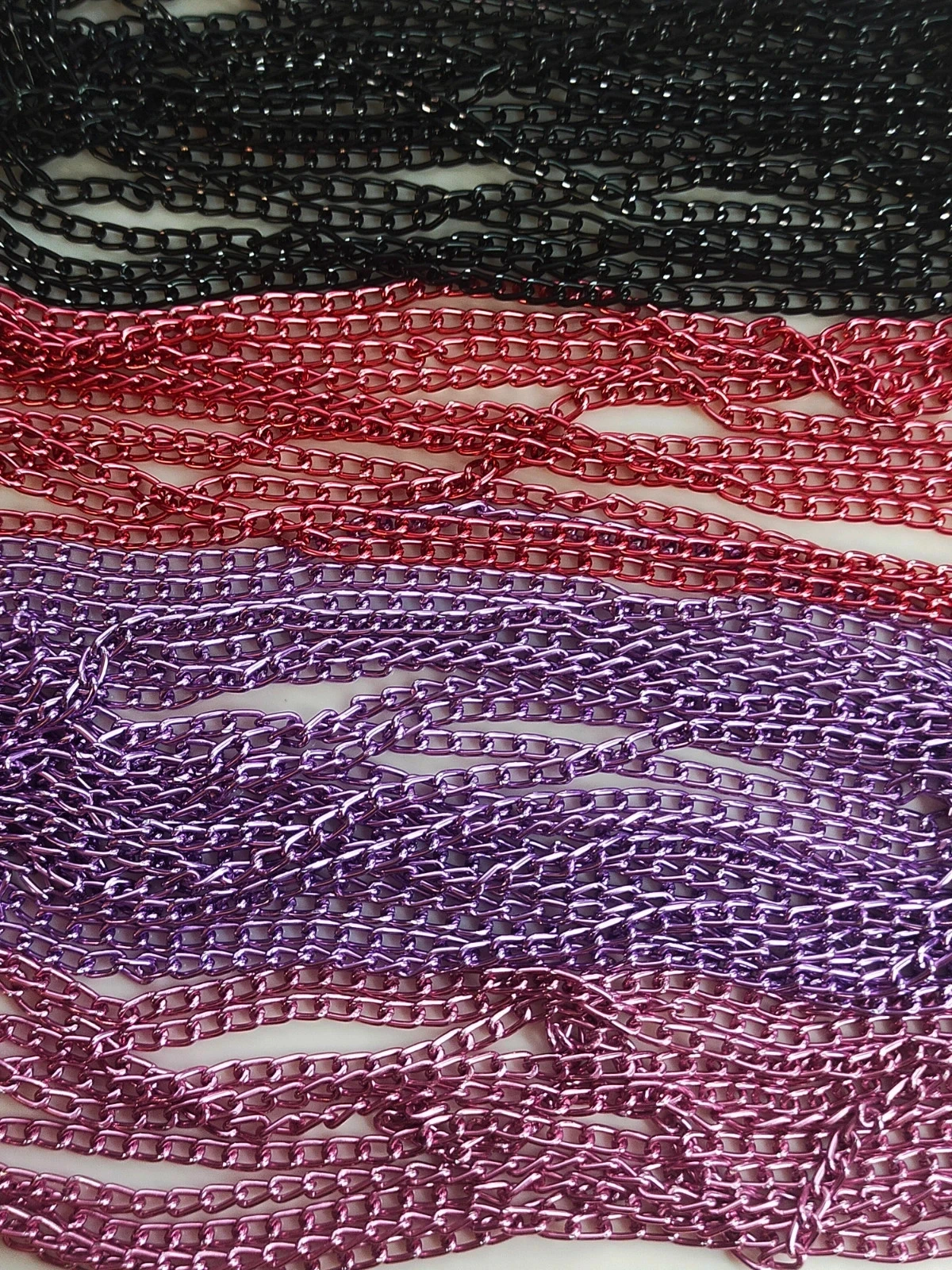 20 mètres de chaine violette, rose, noire et rouge Lot n°6740 – photo 2